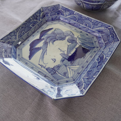 山水の景色の線描き染付大角皿