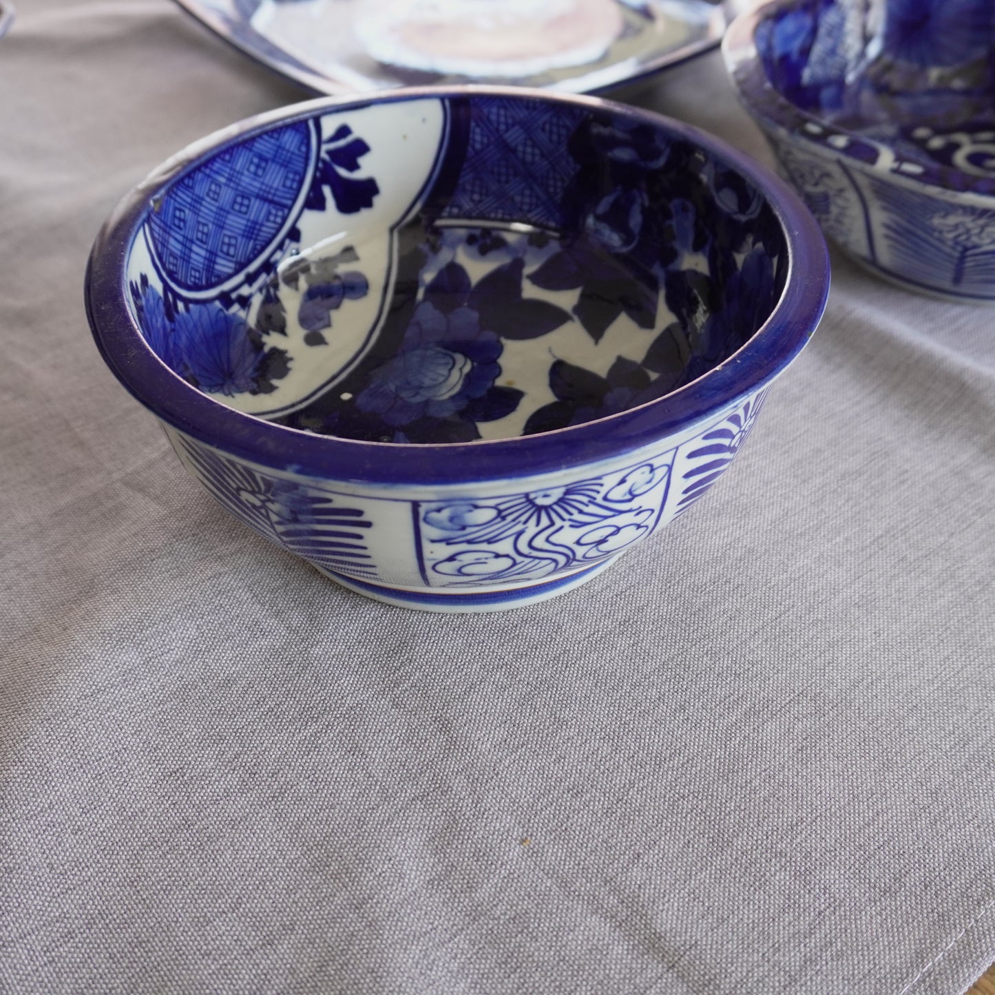 大輪牡丹と窓絵の中鉢