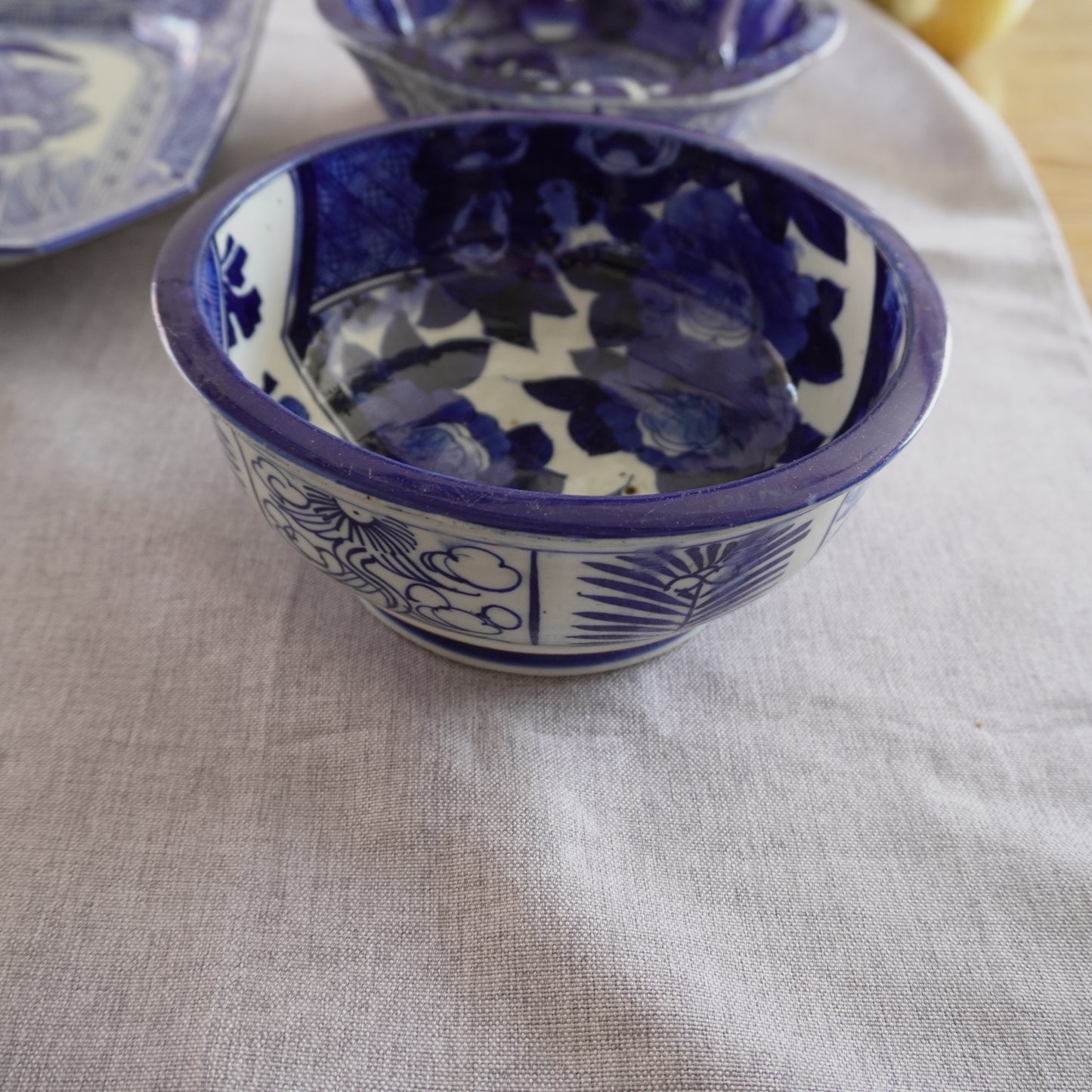 大輪牡丹と窓絵の中鉢