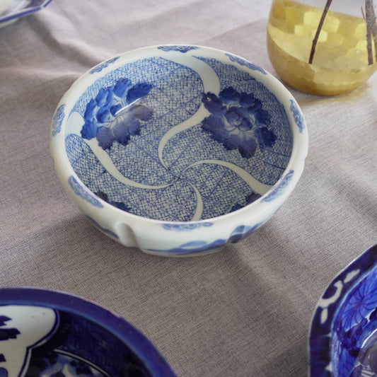 渦巻く藍に咲く古伊万里牡丹鉢