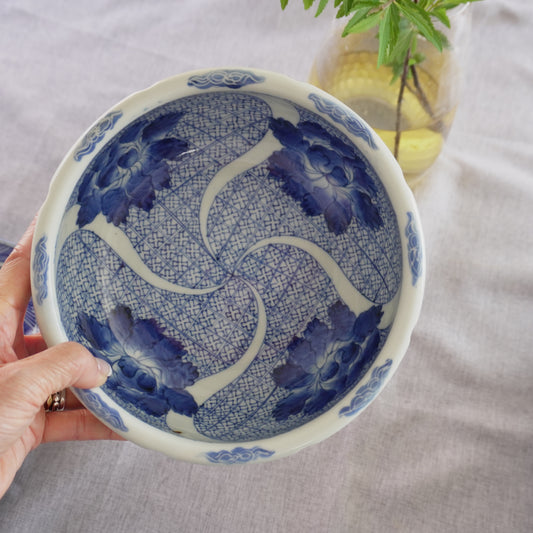 渦巻く藍に咲く古伊万里牡丹鉢