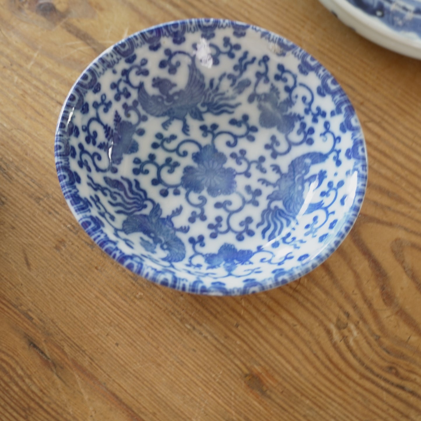 【ひっつきあり】鳳凰と、のびのび唐草の華やか小皿