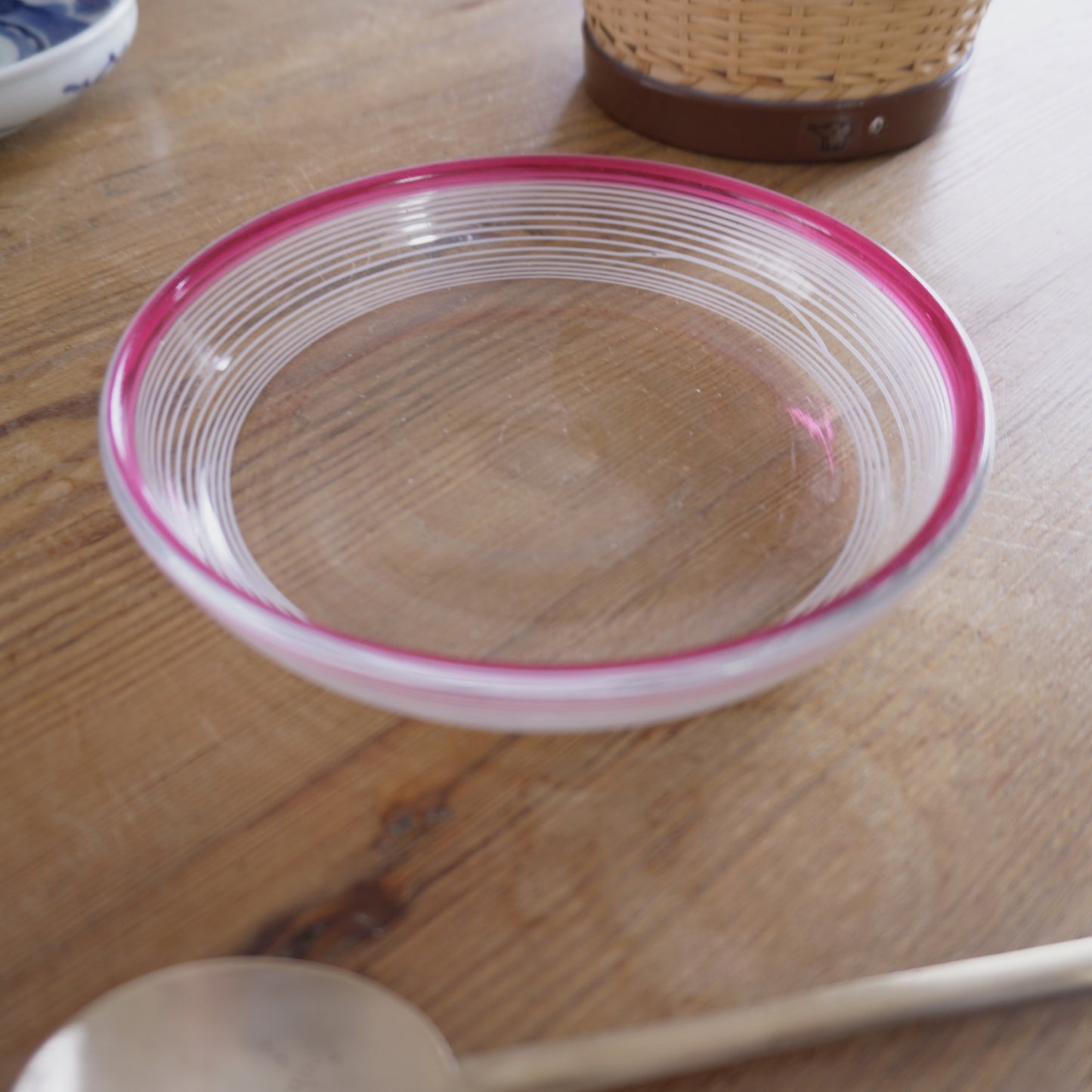 涼しげで可愛いフチピンクのガラス皿