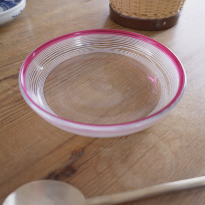 涼しげで可愛いフチピンクのガラス皿