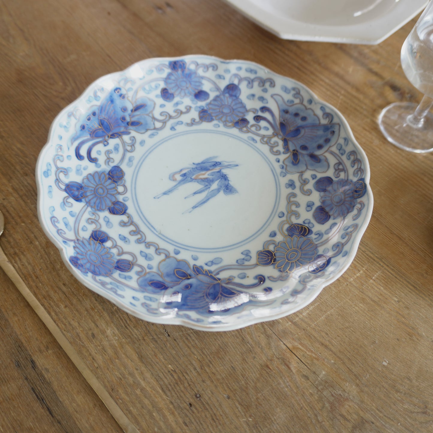 麒麟に蝶舞うフリルのような大皿