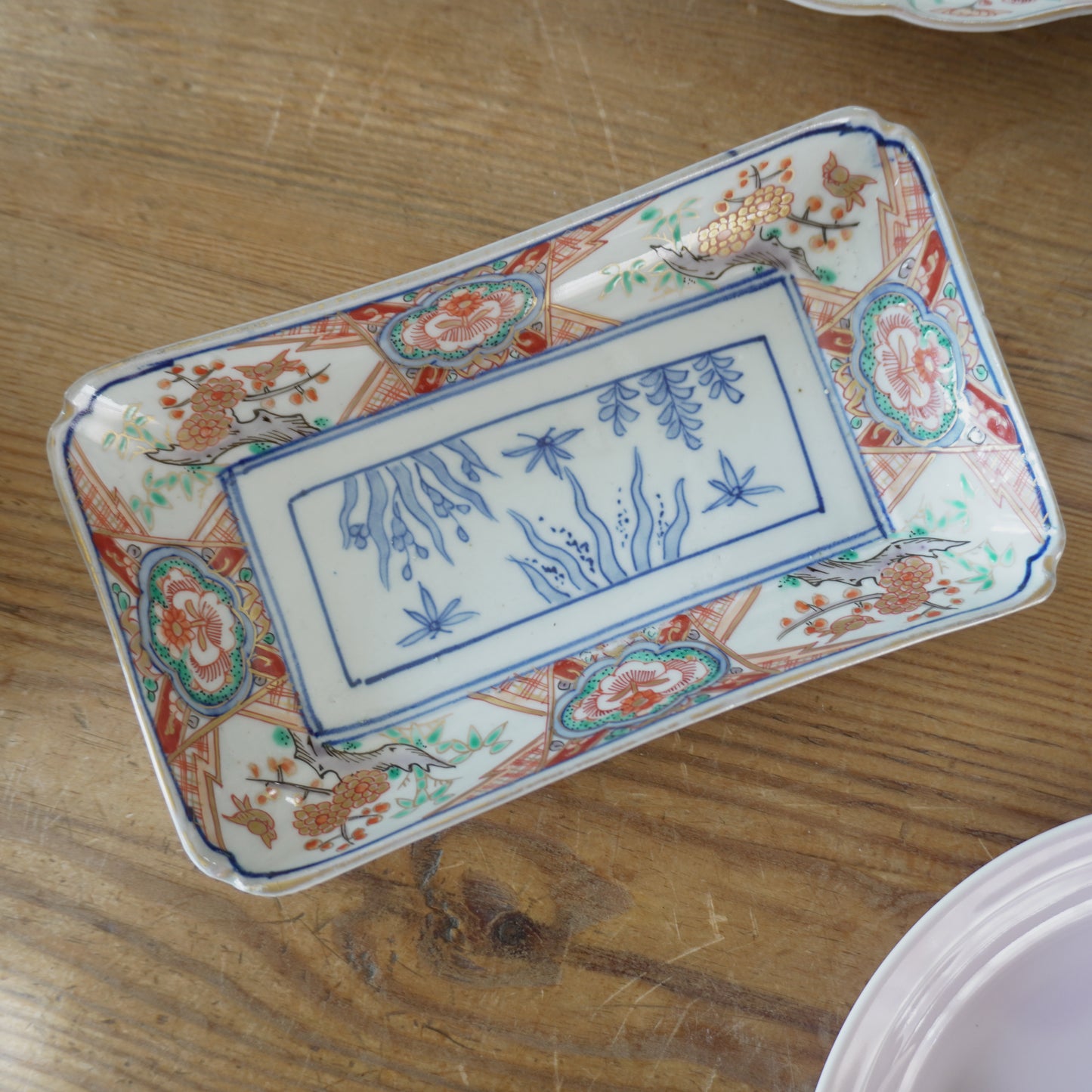 華やぐ色絵のクラシカル長角皿