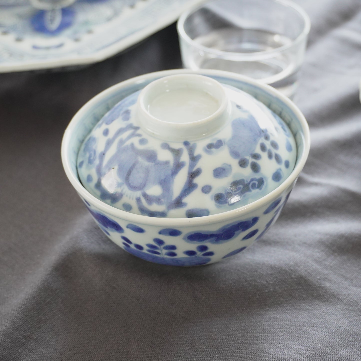 涼しげな藍の染付け茶碗