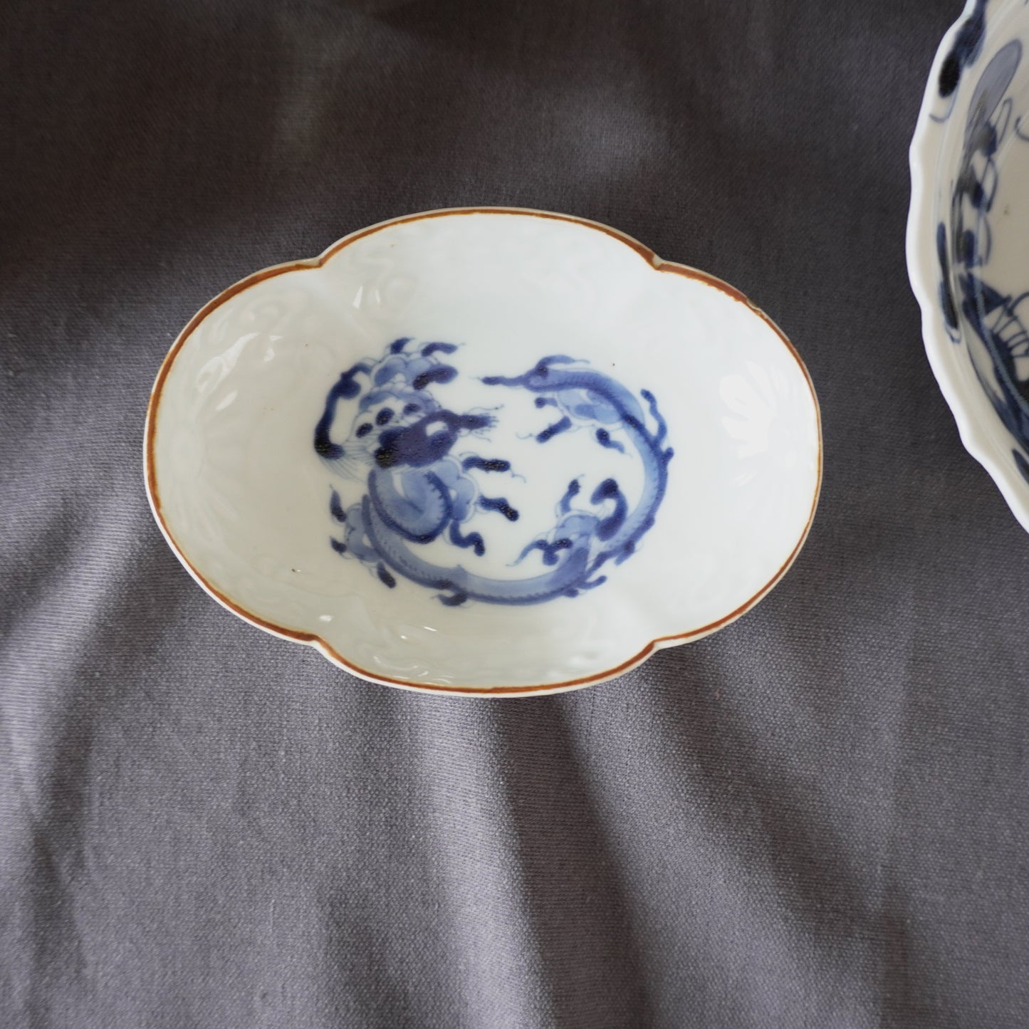 龍と茶色の縁の陽刻染付け小皿