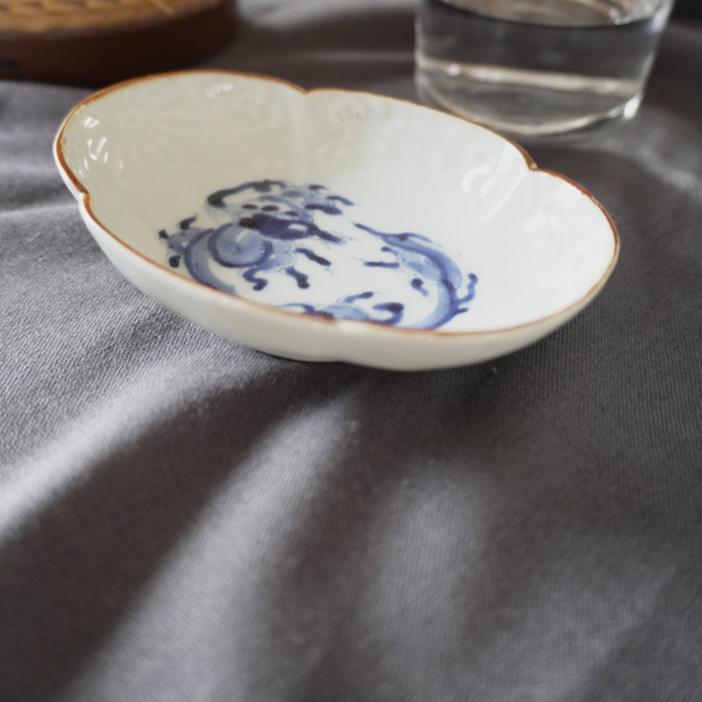 龍と茶色の縁の陽刻染付け小皿