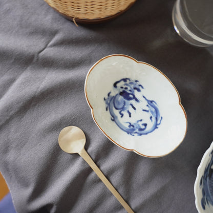 龍と茶色の縁の陽刻染付け小皿