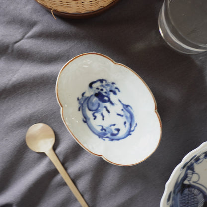 龍と茶色の縁の陽刻染付け小皿