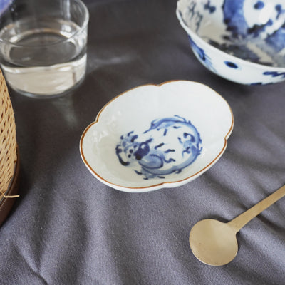 龍と茶色の縁の陽刻染付け小皿
