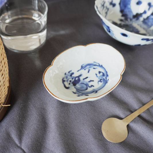 龍と茶色の縁の陽刻染付け小皿