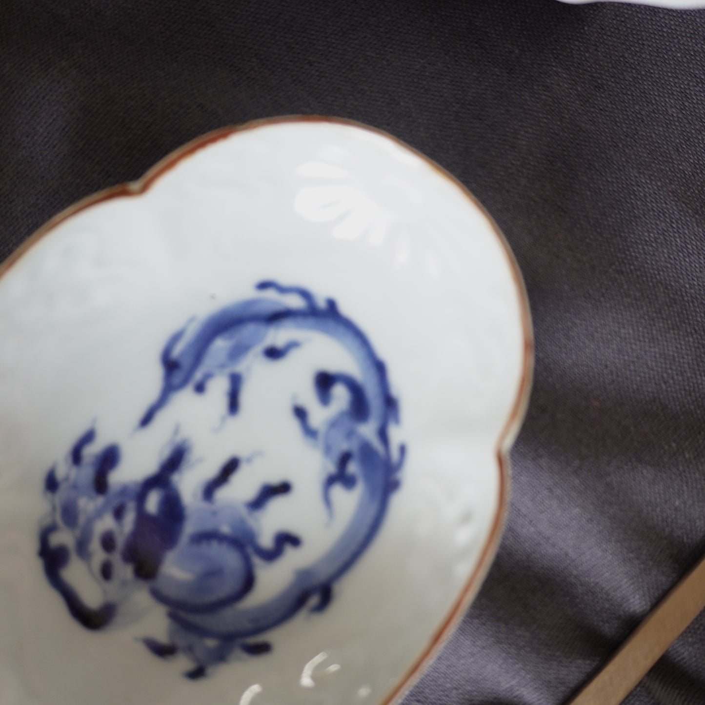 龍と茶色の縁の陽刻染付け小皿