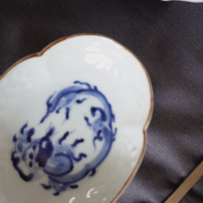 龍と茶色の縁の陽刻染付け小皿