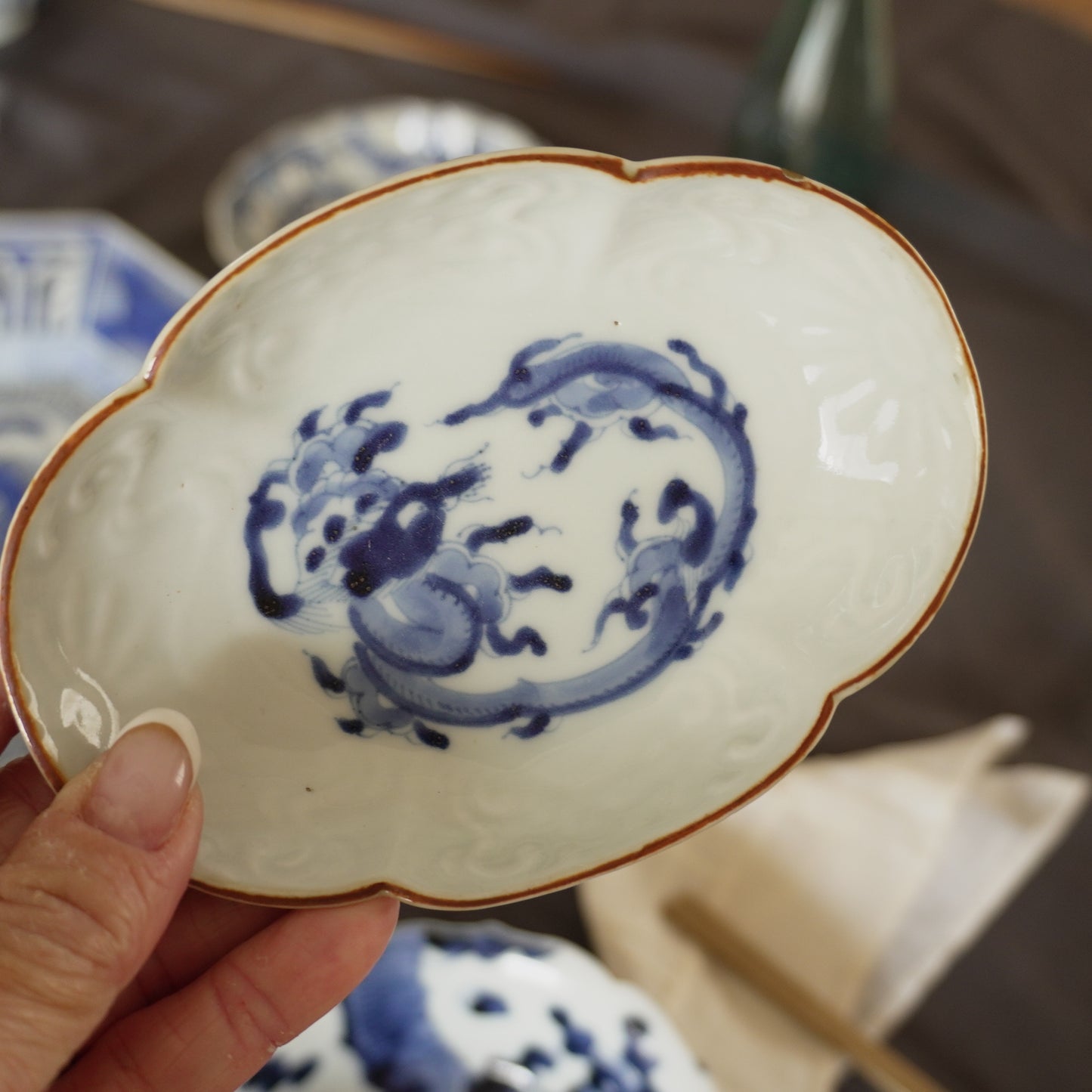 龍と茶色の縁の陽刻染付け小皿