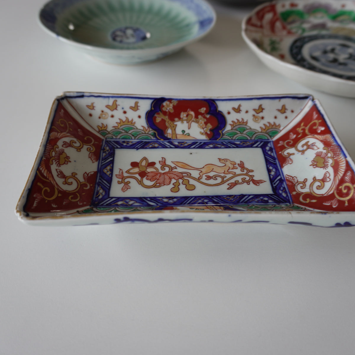 花唐草を駆ける色絵変形皿
