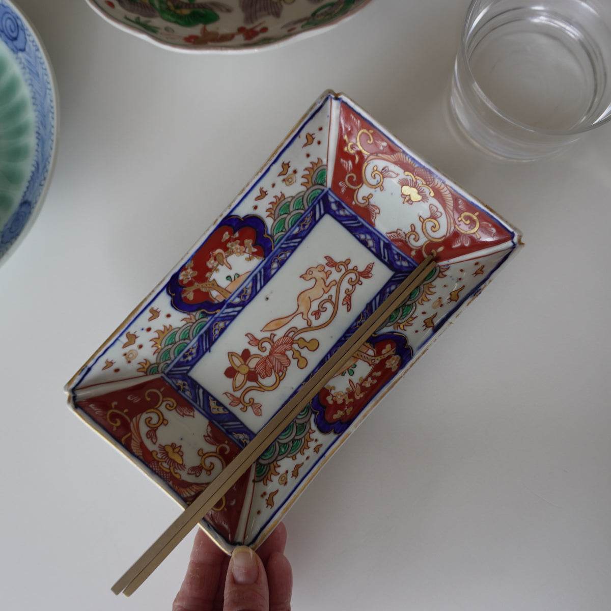 花唐草を駆ける色絵変形皿