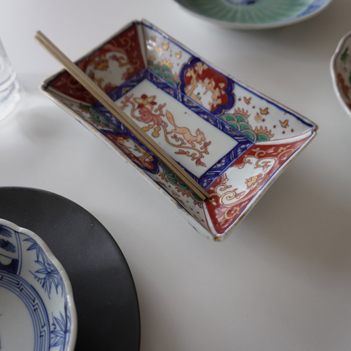 花唐草を駆ける色絵変形皿