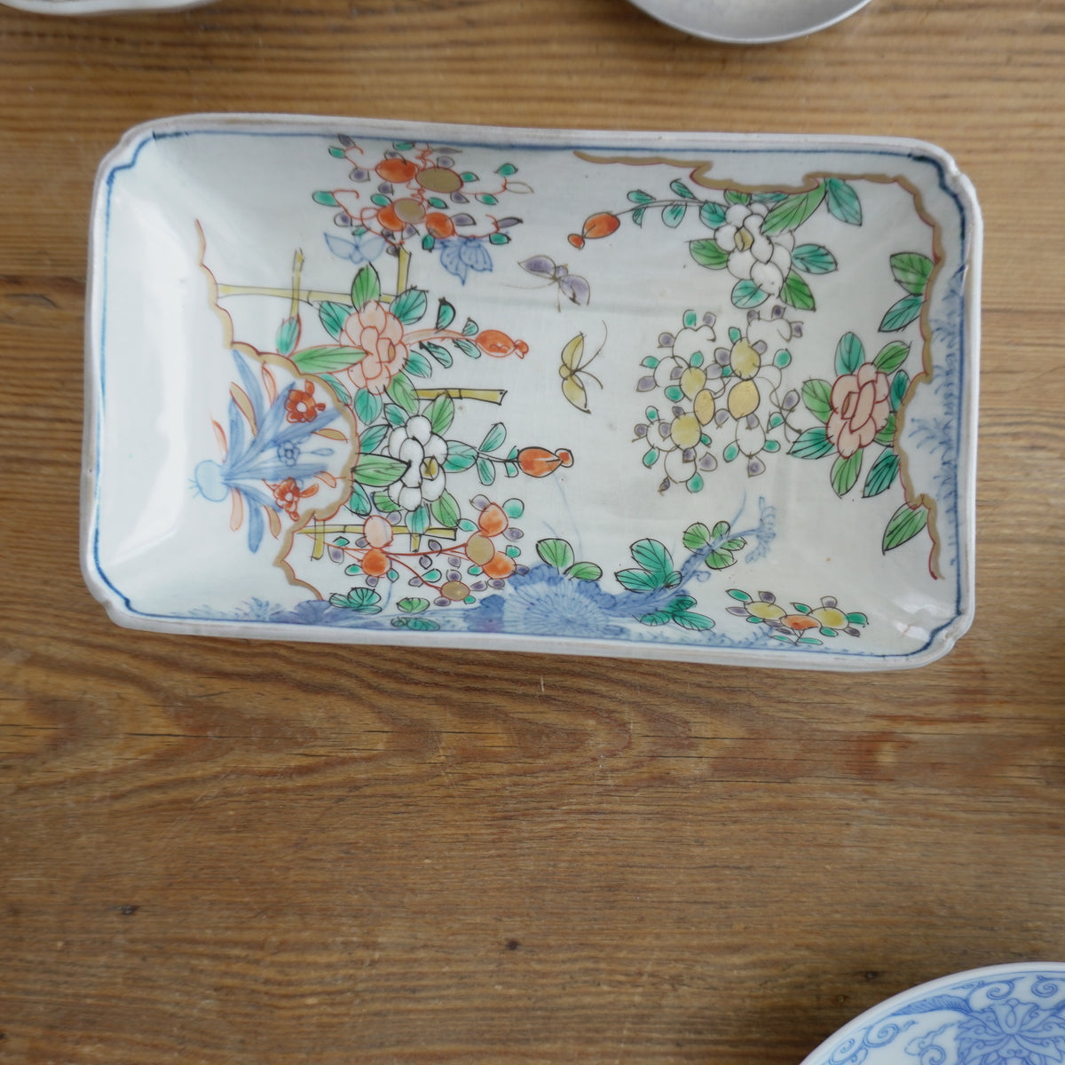 【甘手】花と蝶舞う色絵長皿