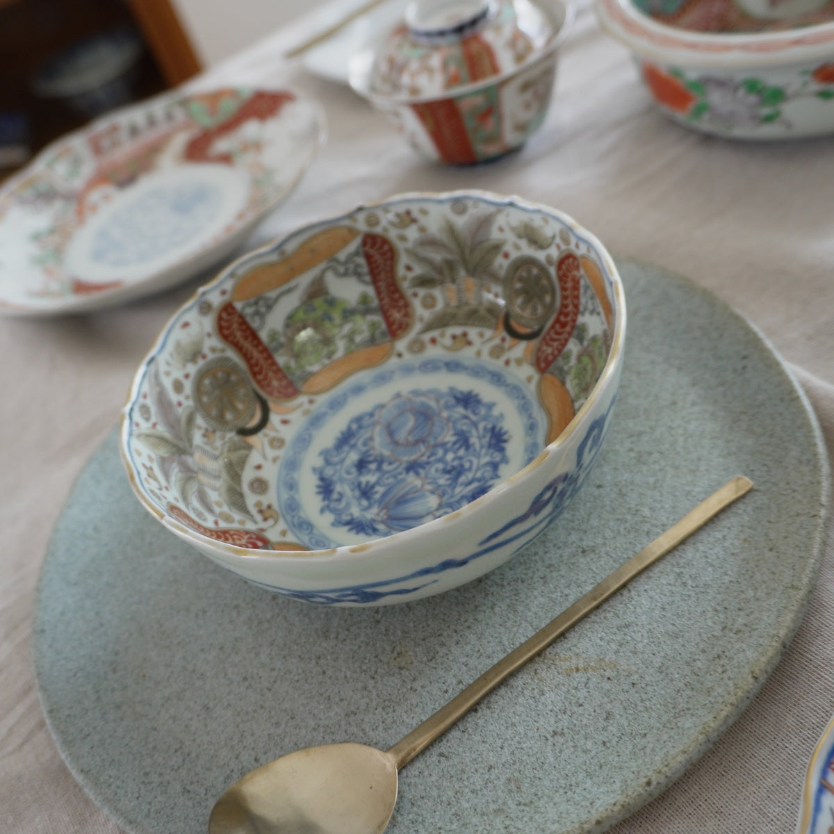 宝尽くしの文様華やぐ色絵丼鉢