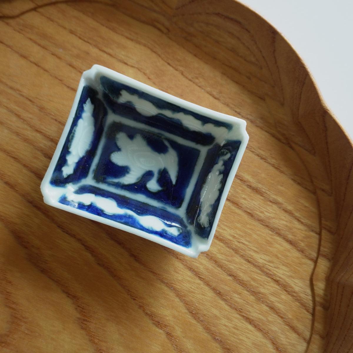 白抜きの鳥が舞う陽刻角豆皿