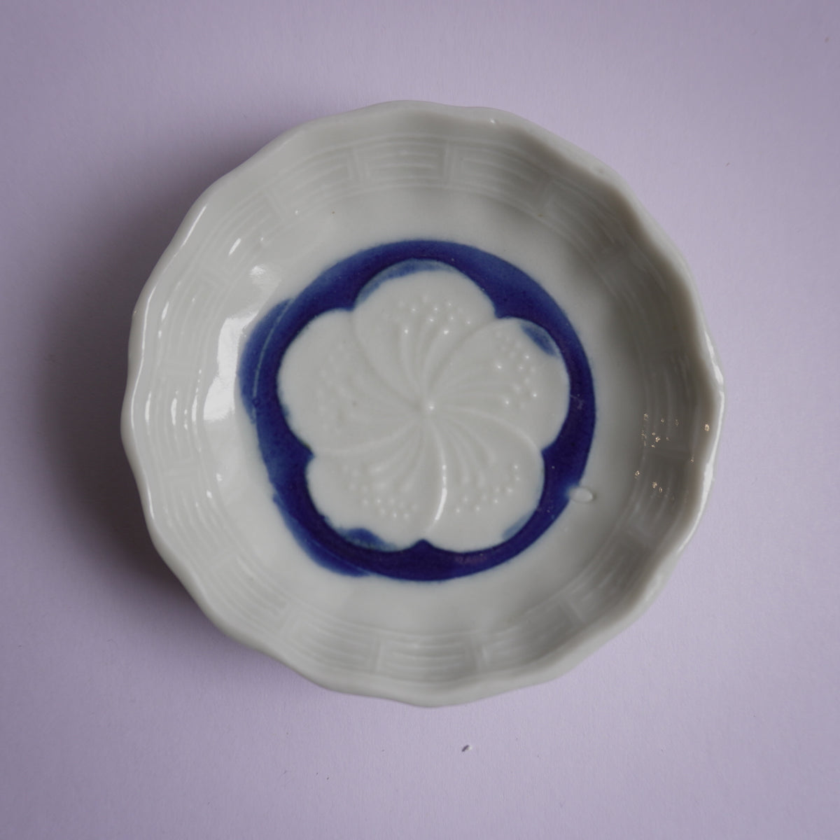 梅花を浮かべる陽刻の豆皿