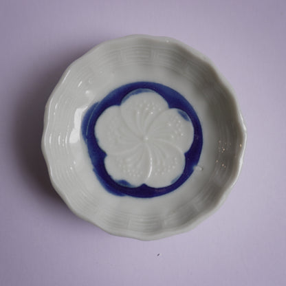 梅花を浮かべる陽刻の豆皿