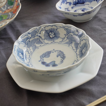 大輪の花を線描きで描く染付なます皿