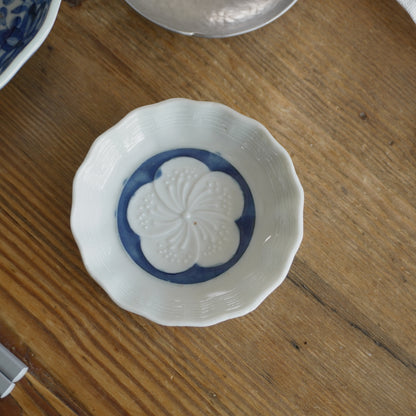 梅花を浮かべる陽刻の豆皿