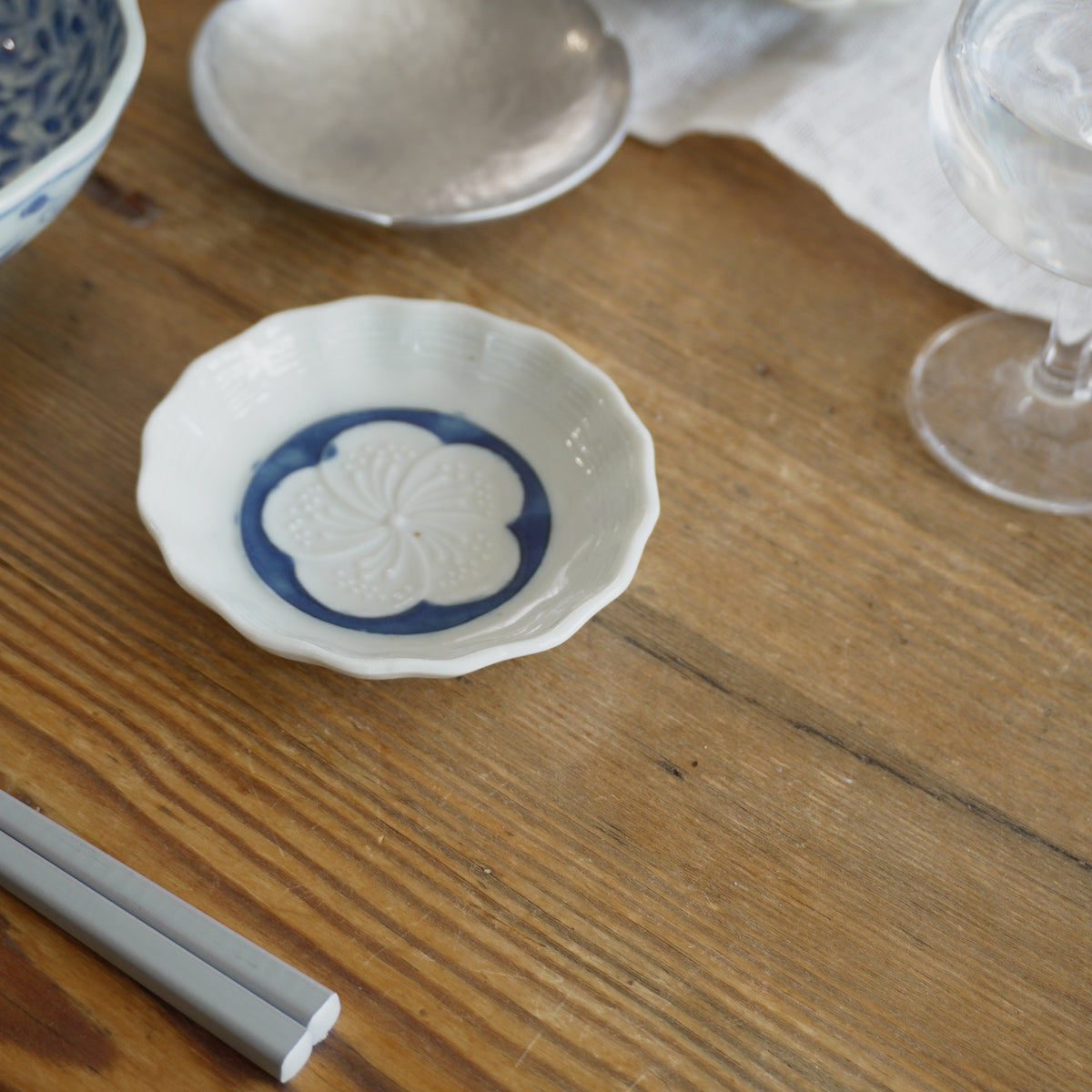 梅花を浮かべる陽刻の豆皿