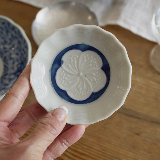 梅花を浮かべる陽刻の豆皿