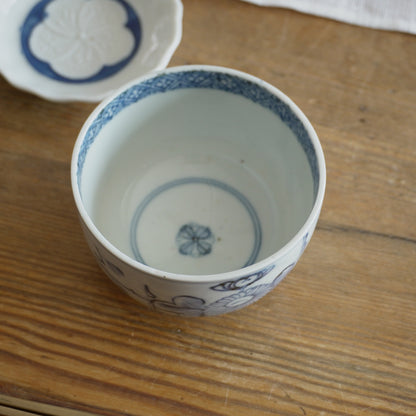 菊と格子を描く染付の三つ小鉢