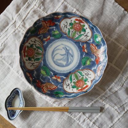 【7寸皿】藍地に蝶が舞う色絵輪花七寸皿