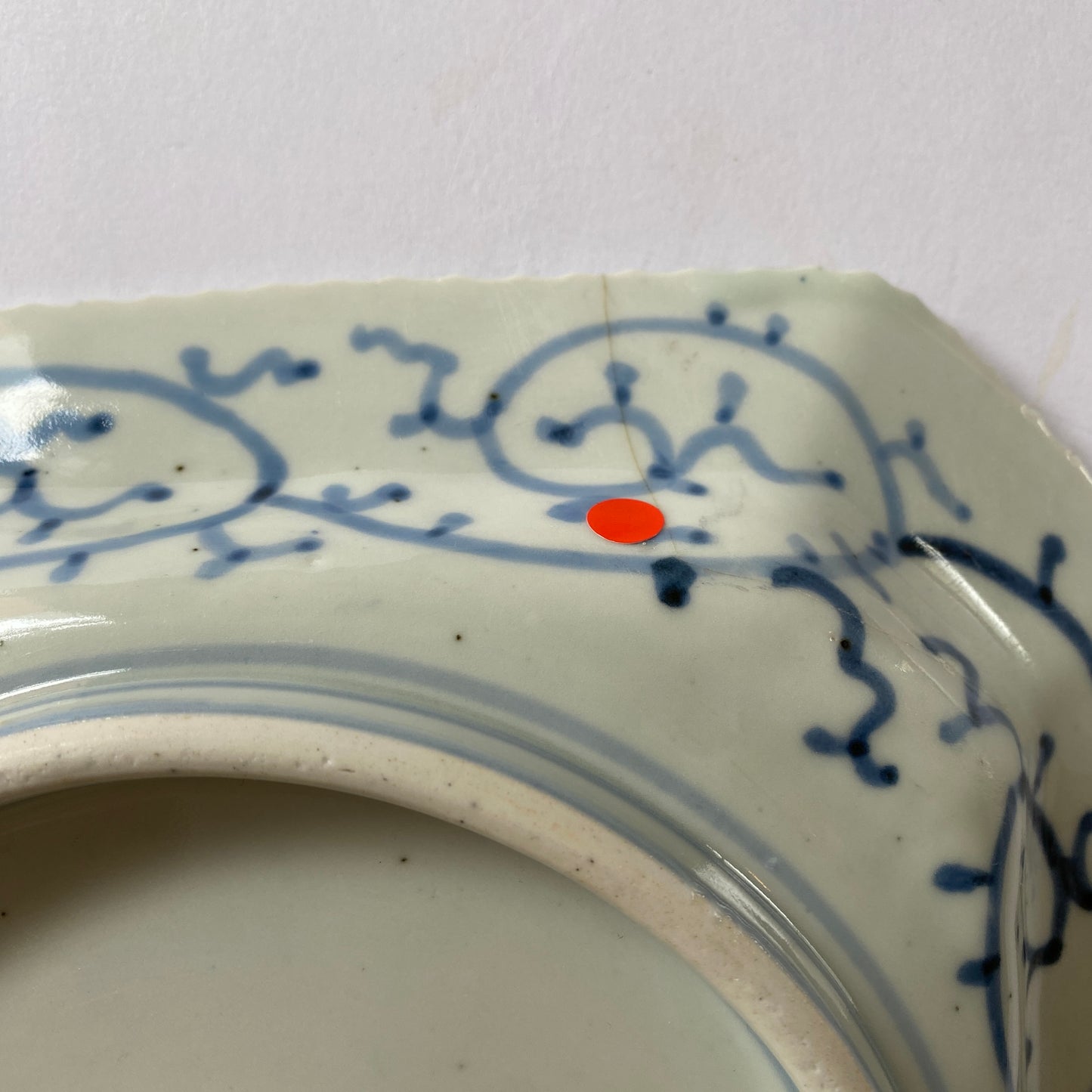 【ニュウあり】花柄の線描き大角皿