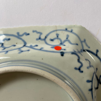 【ニュウあり】花柄の線描き大角皿