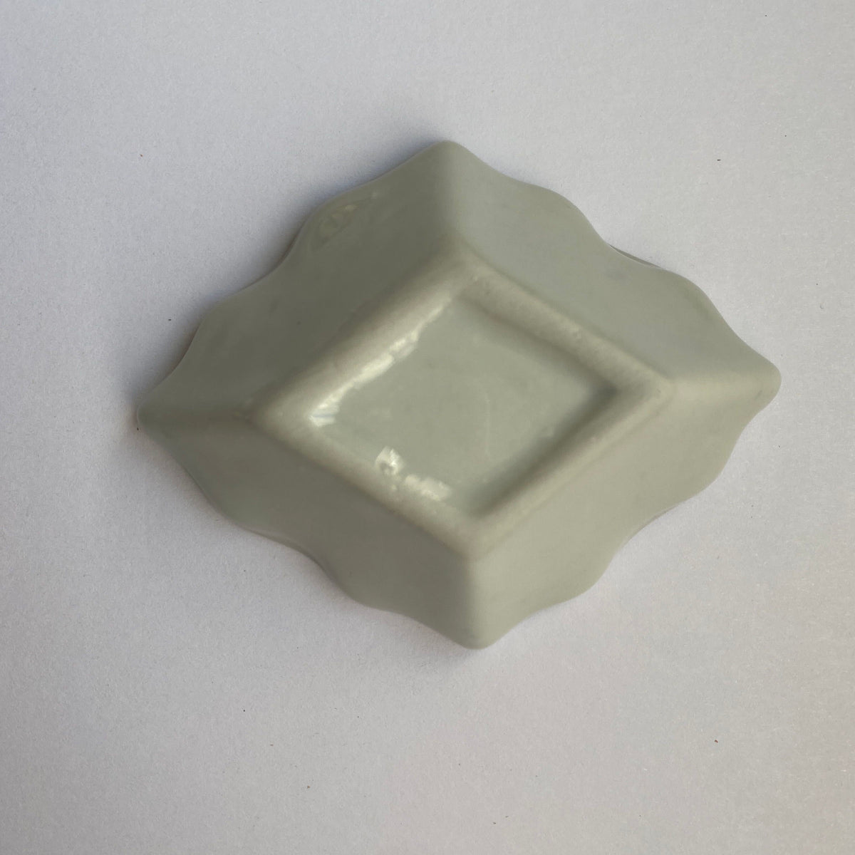 藍の縁取りが愛らしい菱形豆皿