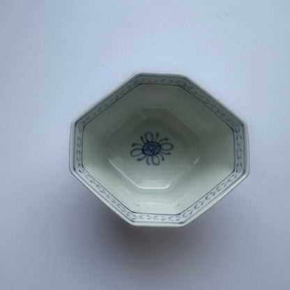 【2客セット】アクセントになる変形染付小さな八角猪口