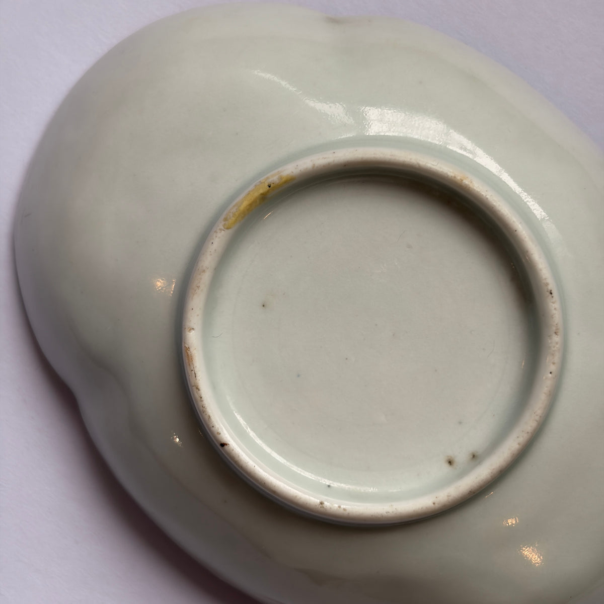 【金継ぎあり】龍と茶色の縁の陽刻染付け小皿