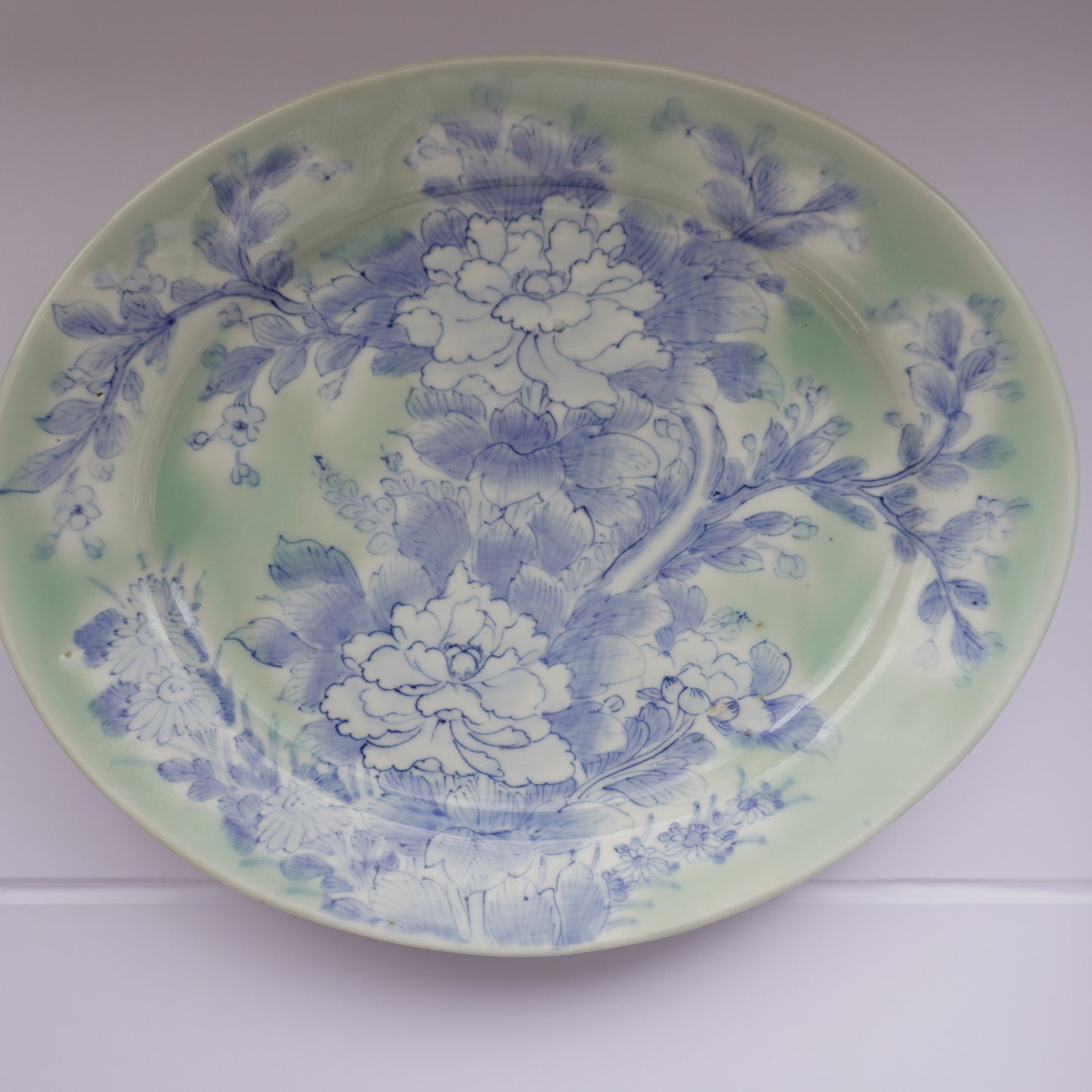 牡丹咲き誇る青磁染付オーバル皿(表)