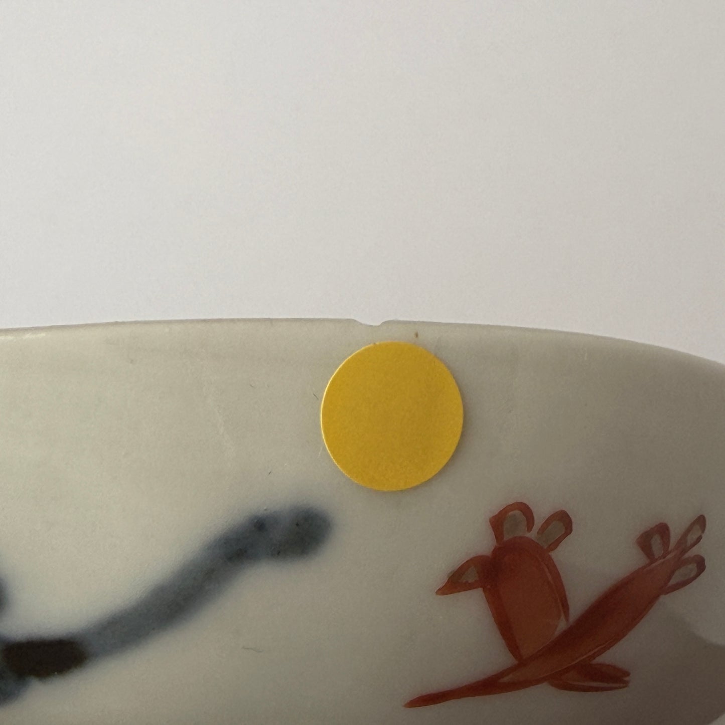 【欠けあり】ユニークな構図の色絵変形皿