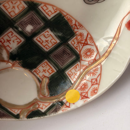 【欠けあり】ユニークな構図の色絵変形皿
