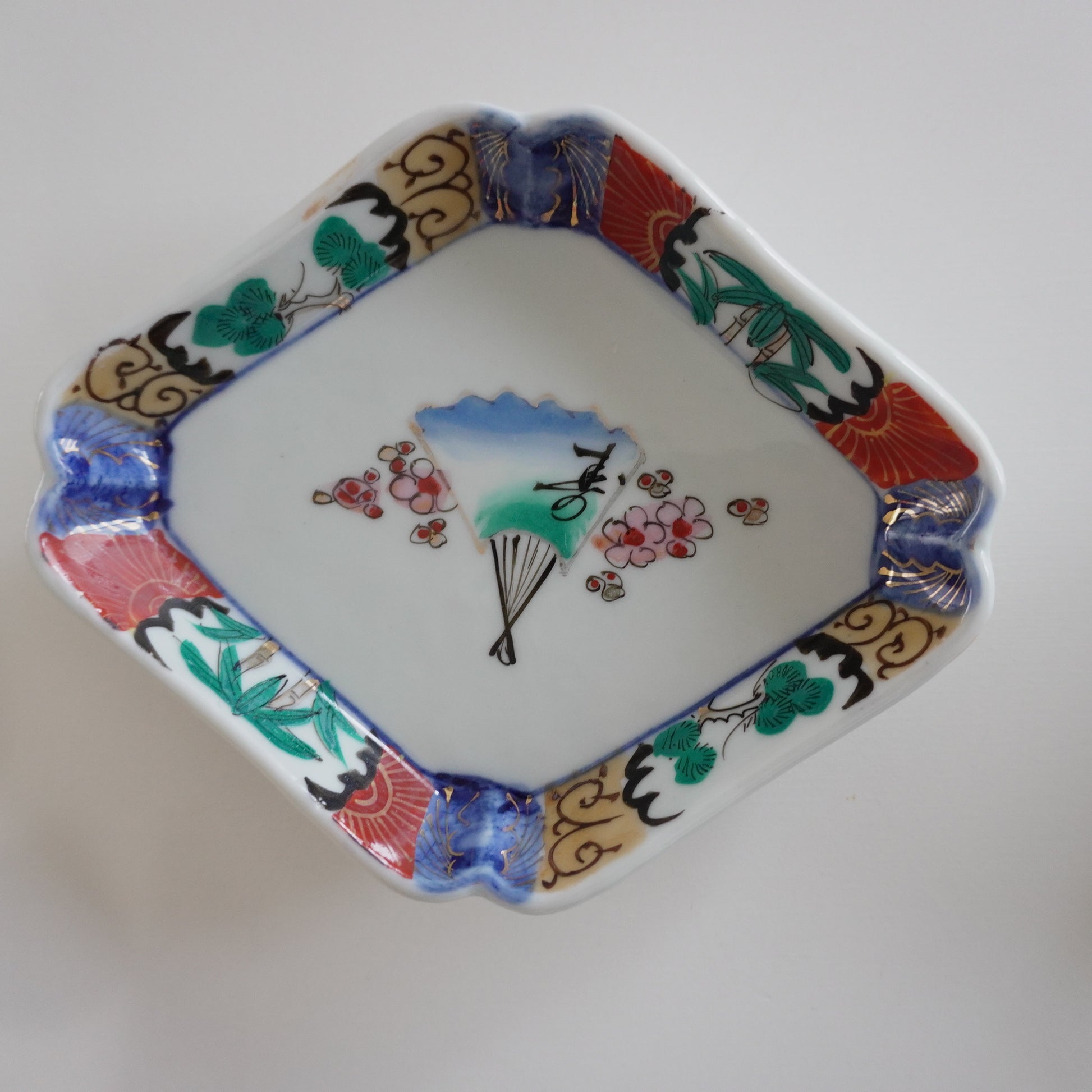 扇文舞う色絵菱形皿 裏