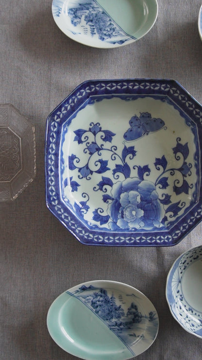 舞う蝶と牡丹が食卓を華やがせる、染付の八角皿