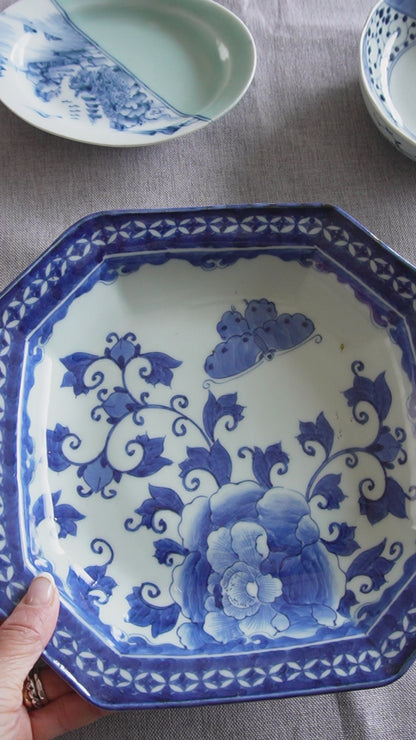 舞う蝶と牡丹が食卓を華やがせる、染付の八角皿