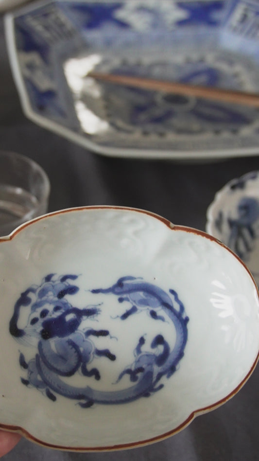 龍と茶色の縁の陽刻染付け小皿