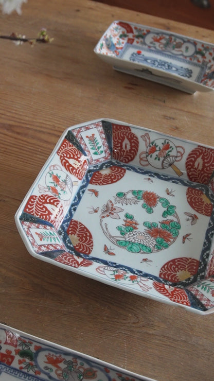 心が弾む、色絵の隅切四角皿