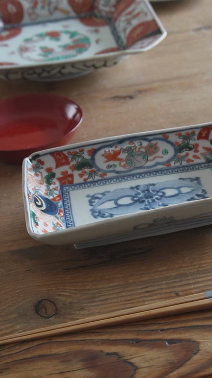 縁起の良い文様が並ぶ、賑やかな色絵の長角皿