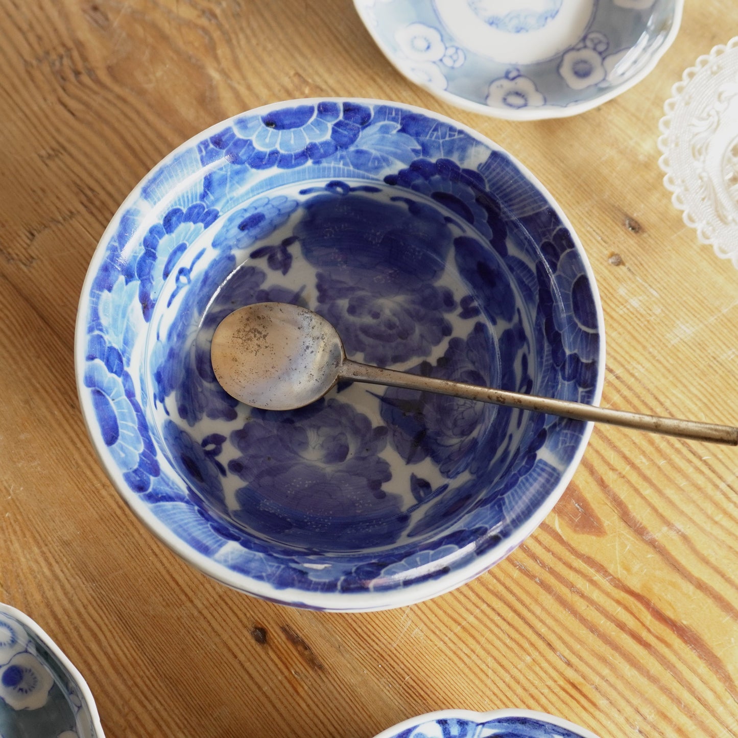 咲きこぼれる牡丹の染付鉢 - Kotto Shop