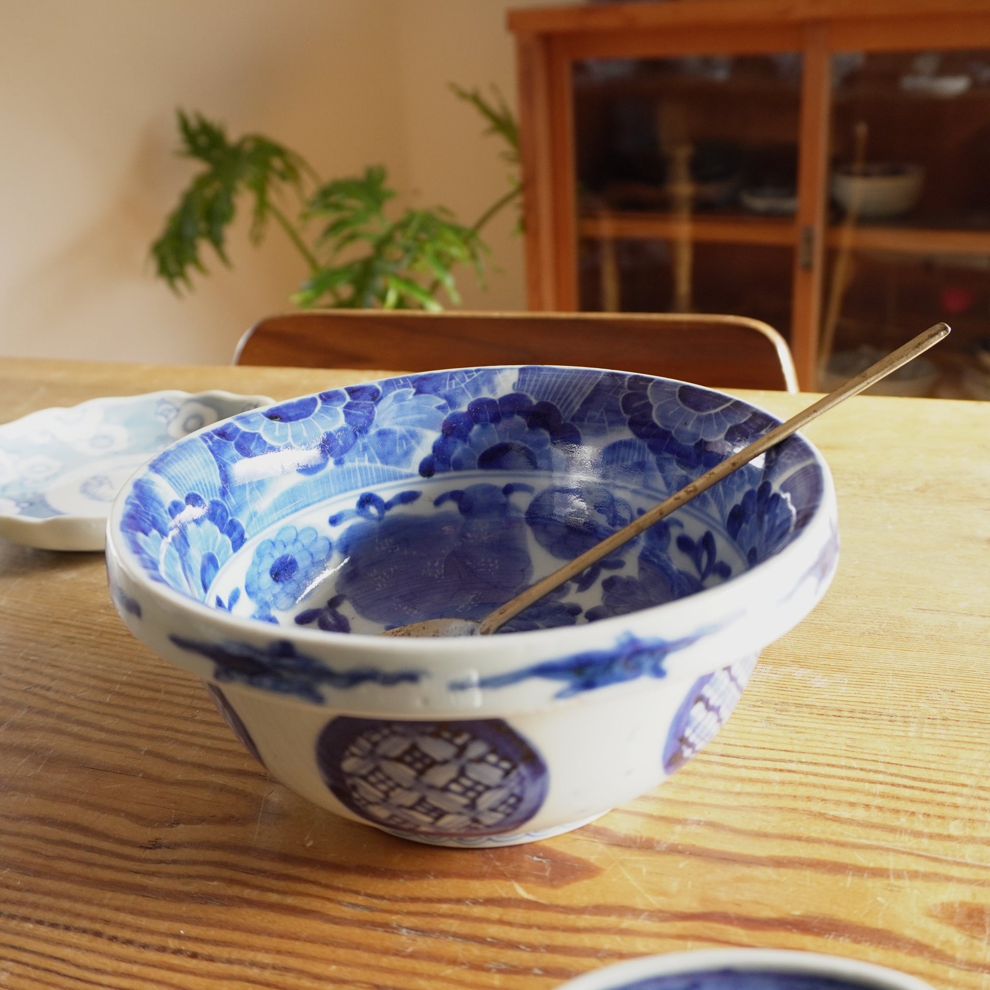 咲きこぼれる牡丹の染付鉢 - Kotto Shop